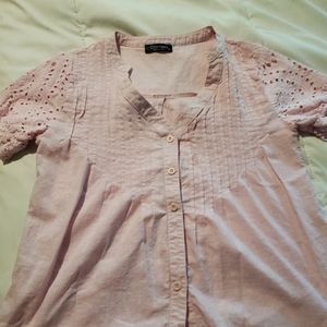 V-neck pink blouse with crocheted sleeves